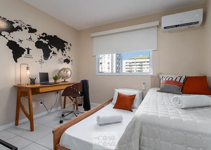 2 Quartos com Varanda a 300m RioCentro Wi-Fi 120mbps e Cozinha Completa - Condomínio com Piscina, Estacionamento, Portaria 24h e Parquinho Infantil - Apartamento indicado para Grupos, Hóspedes a Trabalho e Crianças